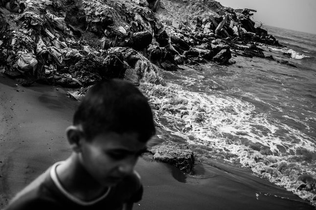 Gaza, chłopiec spaceruje po plaży przy jednym z wielu ujść ścieków ze Strefy do morza.