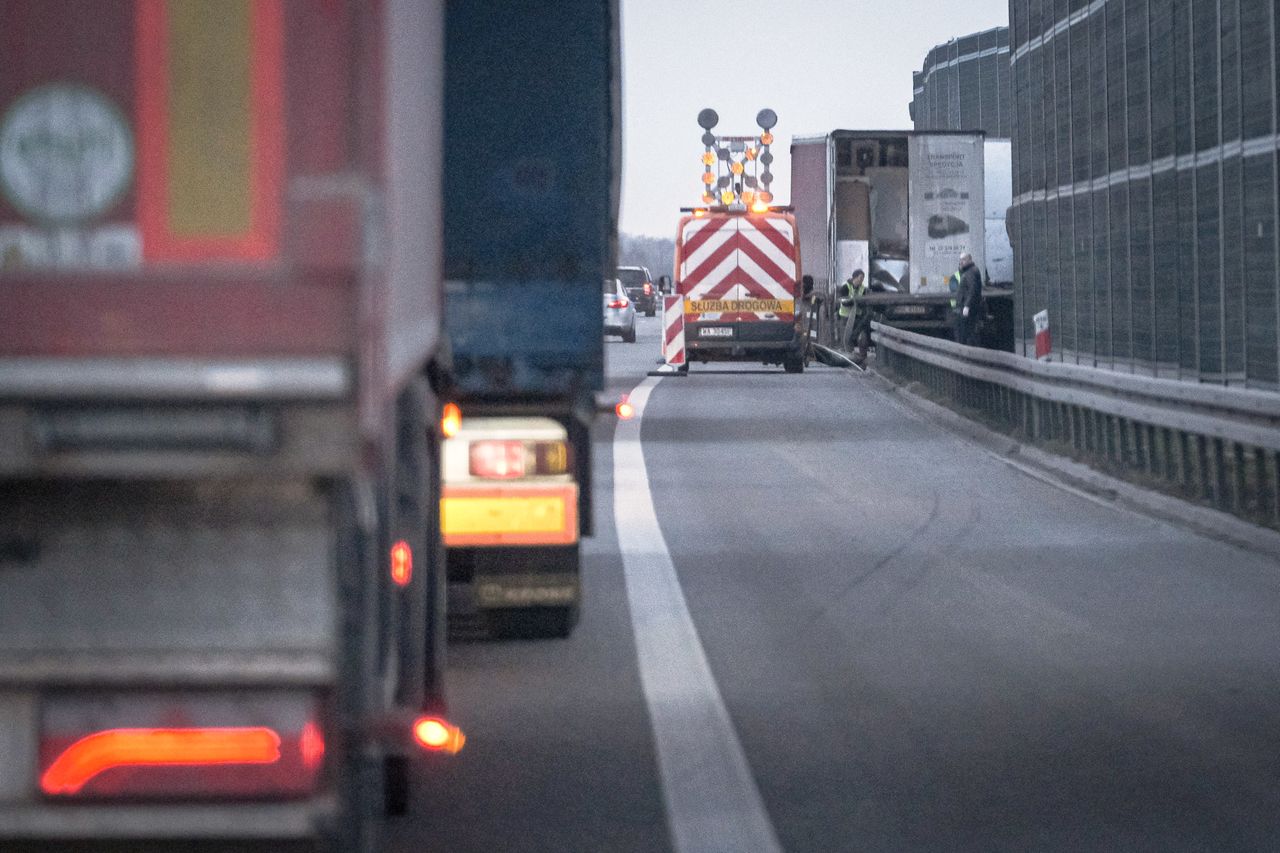 

Autostrada A2 zablokowana. Kobieta zakleszczona w aucie 