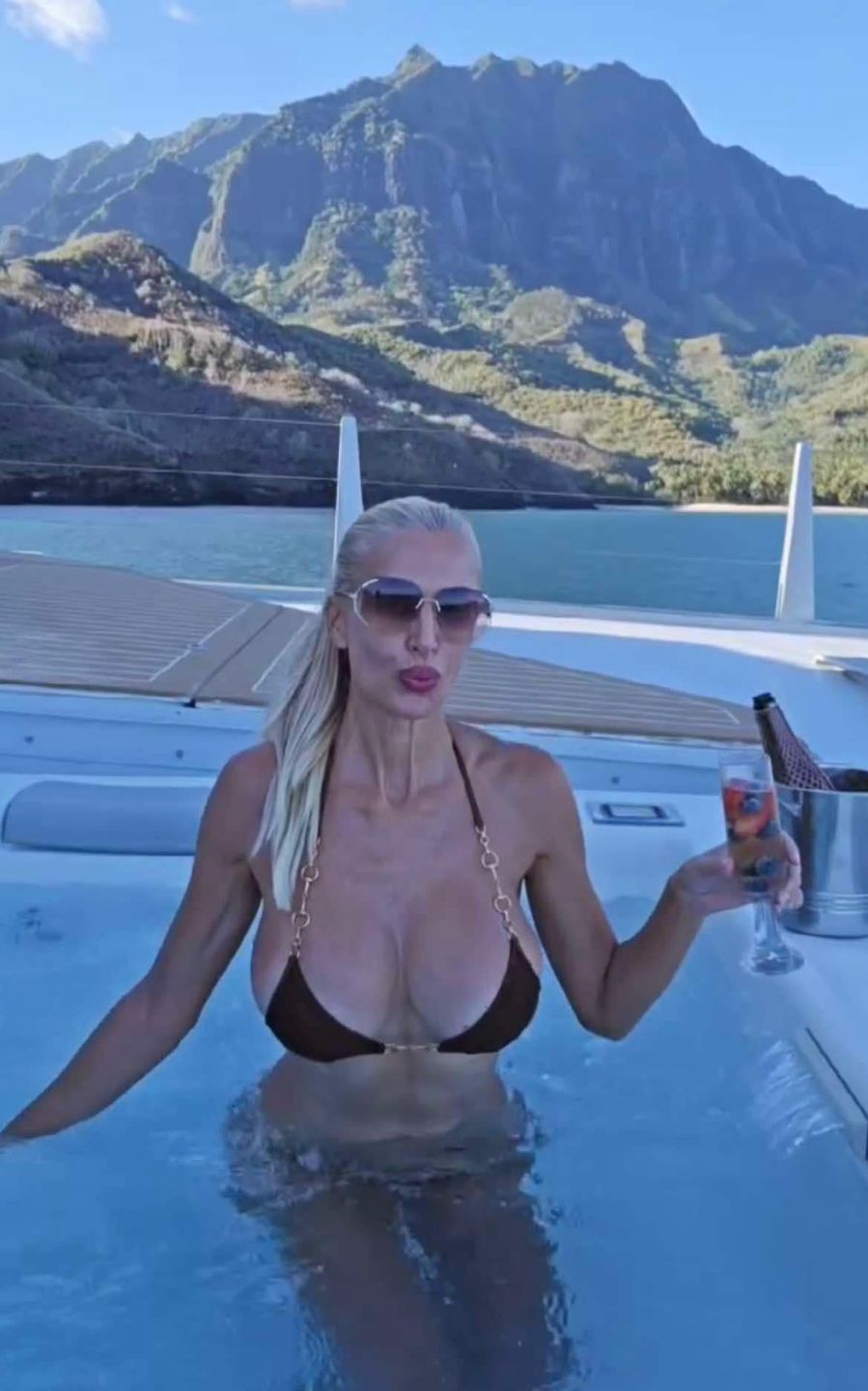 Odziana w bikini Aneta Glam kpi z Caroline Derpienski