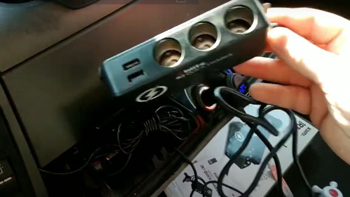 Rozgałęźnik zapalniczki zadba o porządek z kablami w aucie