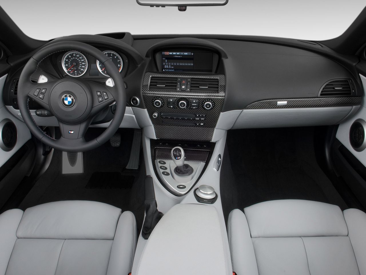 Deska rozdzielcza BMW M6 z imitacją włókna węglowego (fot. lyimg.com)