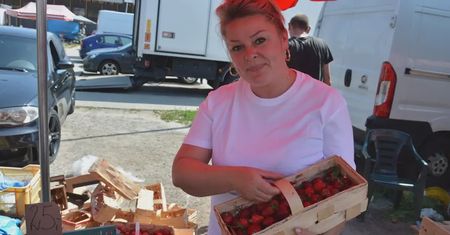 Piątkowy targ w Stalowej Woli. Droższe truskawki, tańsze pomidory. Zobacz zdjęcia