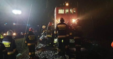 Styrzyniec: Wjechał samochodem wprost pod lokomotywę. Kierowca zginął na miejscu