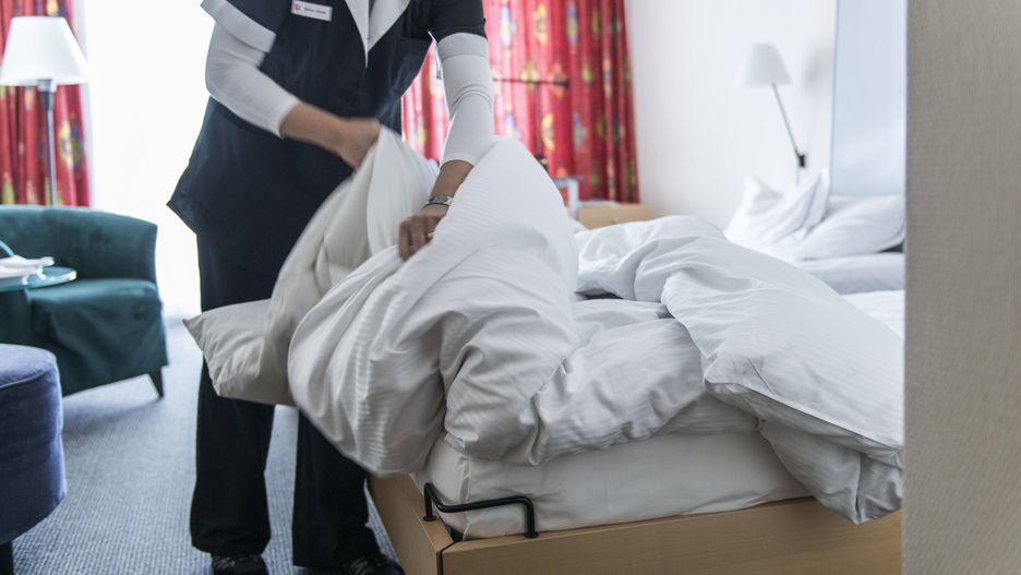 A maid prepares the beds for new guests, pictured during a look behind the scenes at a hotel in Switzerland, on March 31, 2014. (KEYSTONE/Christian Beutler)

Ein Zimmermaedchen bereitet die Betten fuer die neuen Gaeste vor, aufgenommen bei einem Blick hinter die Kulissen in einem Hotel in der Schweiz am 31. Maerz 2014. (KEYSTONE/Christian Beutler) 
Dostawca: PAP/KEYSTONE
CHRISTIAN BEUTLER
HOTEL BUSINESS, HOTEL, HOTELS, SWITZERLAND, ECONOMY, obs�uga, pokoj�wka, sprzatanie pokoju hotelowego, sprz�taczka