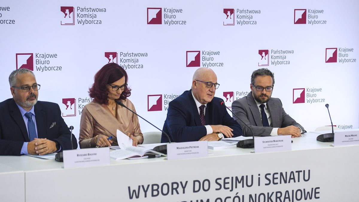 Warszawa, 15.10.2023. Wybory parlamentarne 2023. Członkowie PKW Maciej Miłosz (P) i Ryszard Balicki (L), szefowa KBW Magdalena Pietrzak (2L) oraz przewodniczący PKW Sylwester Marciniak (2P) na konferencji prasowej Państwowej Komisji Wyborczej w Warszawie, 15 bm. dotyczącej frekwencji po zamknięciu lokali wyborczych oraz bieżących spraw związanymi z wyborami. Zakończyły się wybory parlamentarne. PiS wygrało niedzielne wybory do Sejmu z wynikiem 36,8 proc. (aldg) PAP/Piotr Nowak