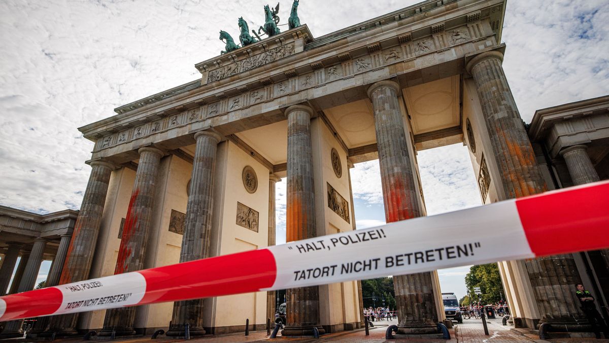 Orange paint sticks to the columns of the Brandenburg Gate in Berlin, Germany, 17 September 2023. In the morning of 17 September 2023, members of Last Generation climate activists, sprayed with prepared fire extinguishers, orange paint on the columns of the Berlin landmark Brandenburg Gate. Last Generation protests for a socially just phase-out of fossil energies by the year 2030. EPA/CLEMENS BILAN Dostawca: PAP/EPA.