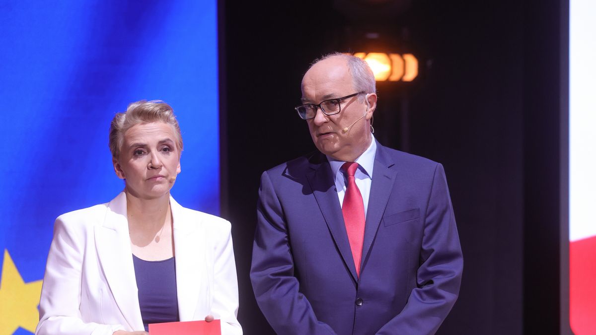 Warszawa, 19.05.2024. Kampania wyborcza do Parlamentu Europejskiego. Wicemarszałek Sejmu, współprzewodniczący Nowej Lewicy Włodzimierz Czarzasty (P) i wiceminister kultury i dziedzictwa narodowego Joanna Scheuring-Wielgus (L) na konwencji programowej Lewicy ph. "Europa Dla Ciebie" w Studiu Las w Warszawie, 19 bm. (amb) PAP/Rafał Guz