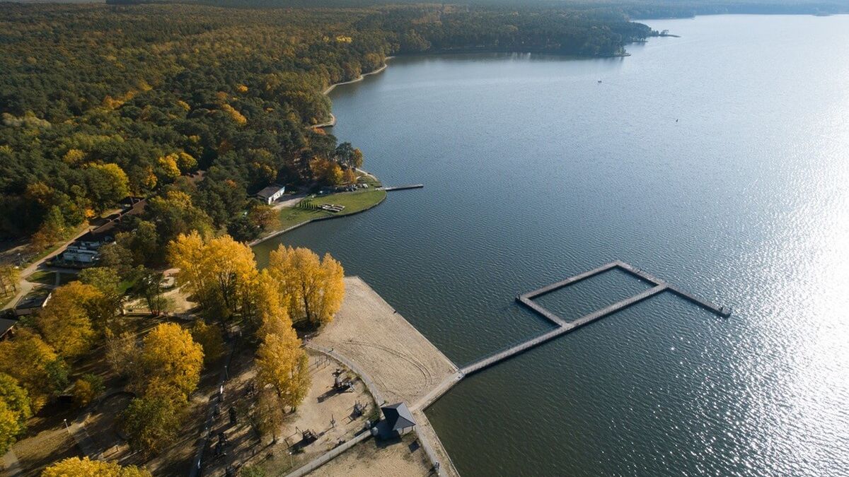 Plaża nad Zalewem Zemborzyckim