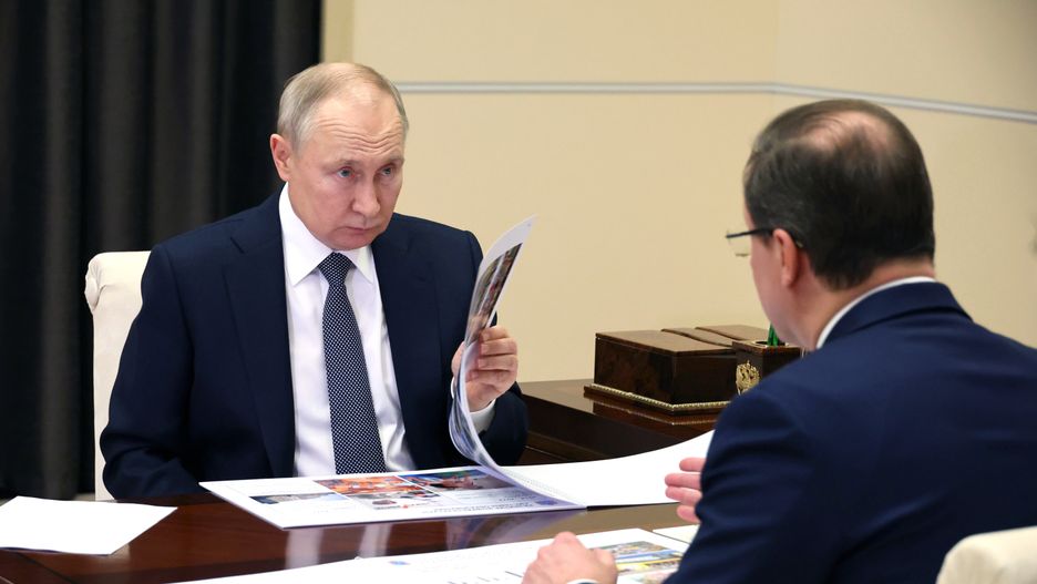 Russian President Putin meets with Samara region governor
epa10546954 Russian President Vladimir Putin (L) during his meeting with Samara Region Governor Dmitry Azarov at the Novo-Ogaryovo state residence, outside Moscow, Russia 28 March 2023.  EPA/MIKHAEL KLIMENTYEV / SPUTNIK / KREMLIN POOL / POOL MANDATORY CREDIT 
Dostawca: PAP/EPA.
MIKHAEL KLIMENTYEV / SPUTNIK / KREMLIN POOL / POOL