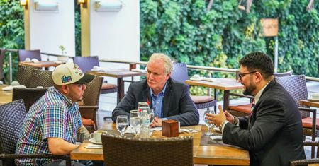 Amerykański polityk wywołał skandal. Pił alkohol z migrantem w Salwadorze?