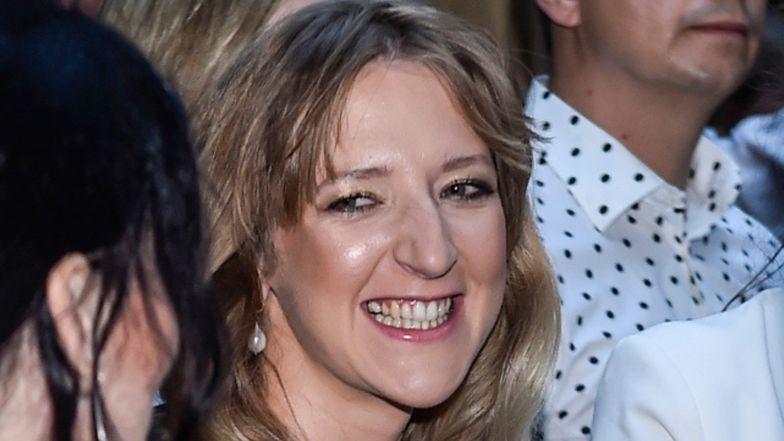 Lara Gessler wyłania się z jeziora w ciążowej sesji