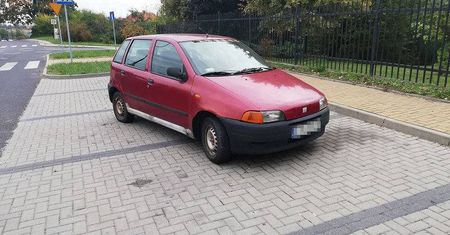 Porzucony samochód na parkingu przy Ogrodzie Botanicznym. Zostanie odholowany na koszt właściciela