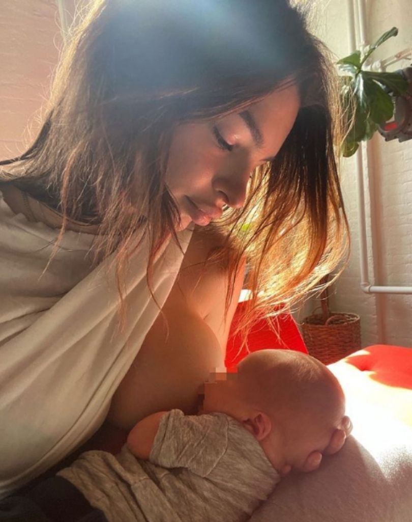  Emily Ratajkowski karmi potomka piersią