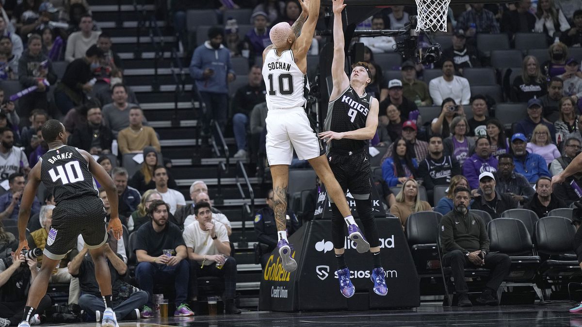 SACRAMENTO, CALIFORNIA - NOVEMBER 17: Jeremy Sochan #10 of the San Antonio Spurs shoots over Kevin Huerter #9 of the Sacramento Kings during the first quarter of an NBA basketball game at Golden 1 Center on November 17, 2022 in Sacramento, California. NOTE TO USER: User expressly acknowledges and agrees that, by downloading and or using this photograph, User is consenting to the terms and conditions of the Getty Images License Agreement. (Photo by Thearon W. Henderson/Getty Images)