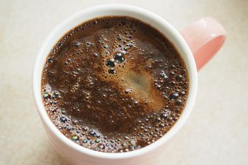 Dodaj do kawy zamiast mleka. Chroni serce, wspiera mózg, obniża poziom cukru