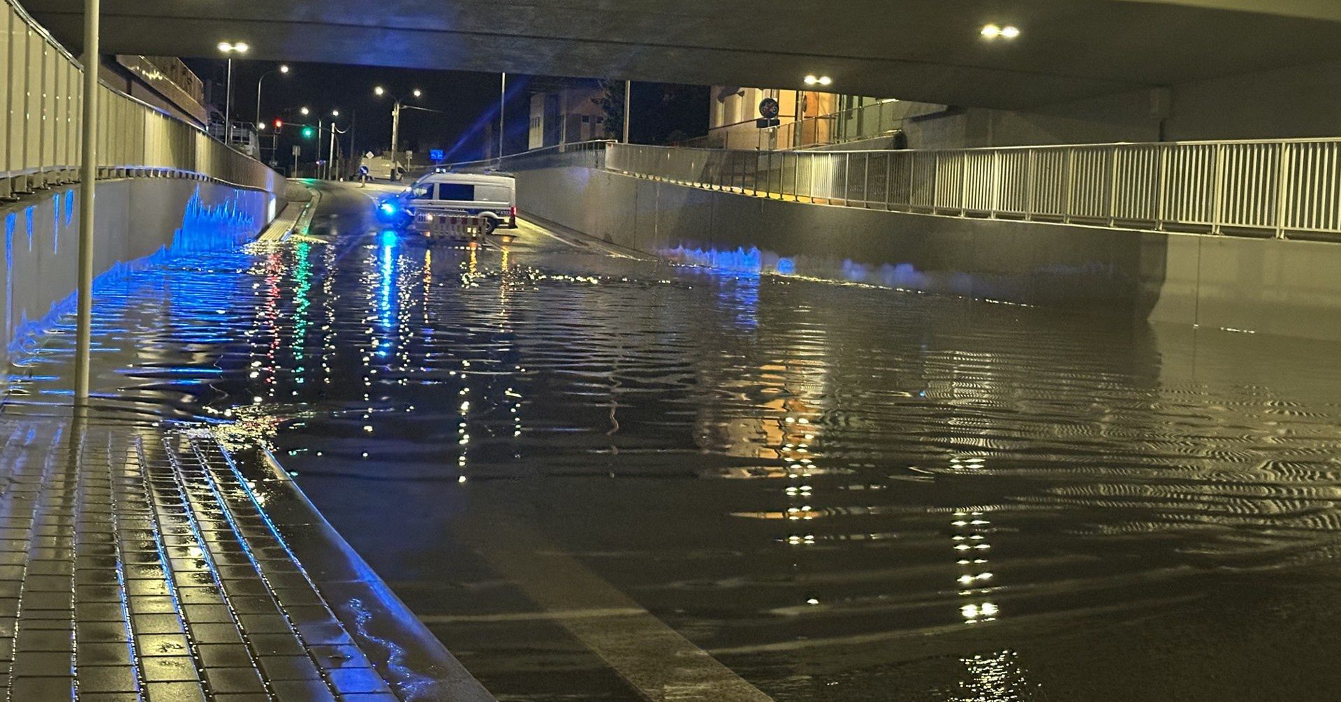 Nawalny deszcz zalał przejazd pod wiaduktem kolejowym  nad ulicą Batorego w Rzeszowie.