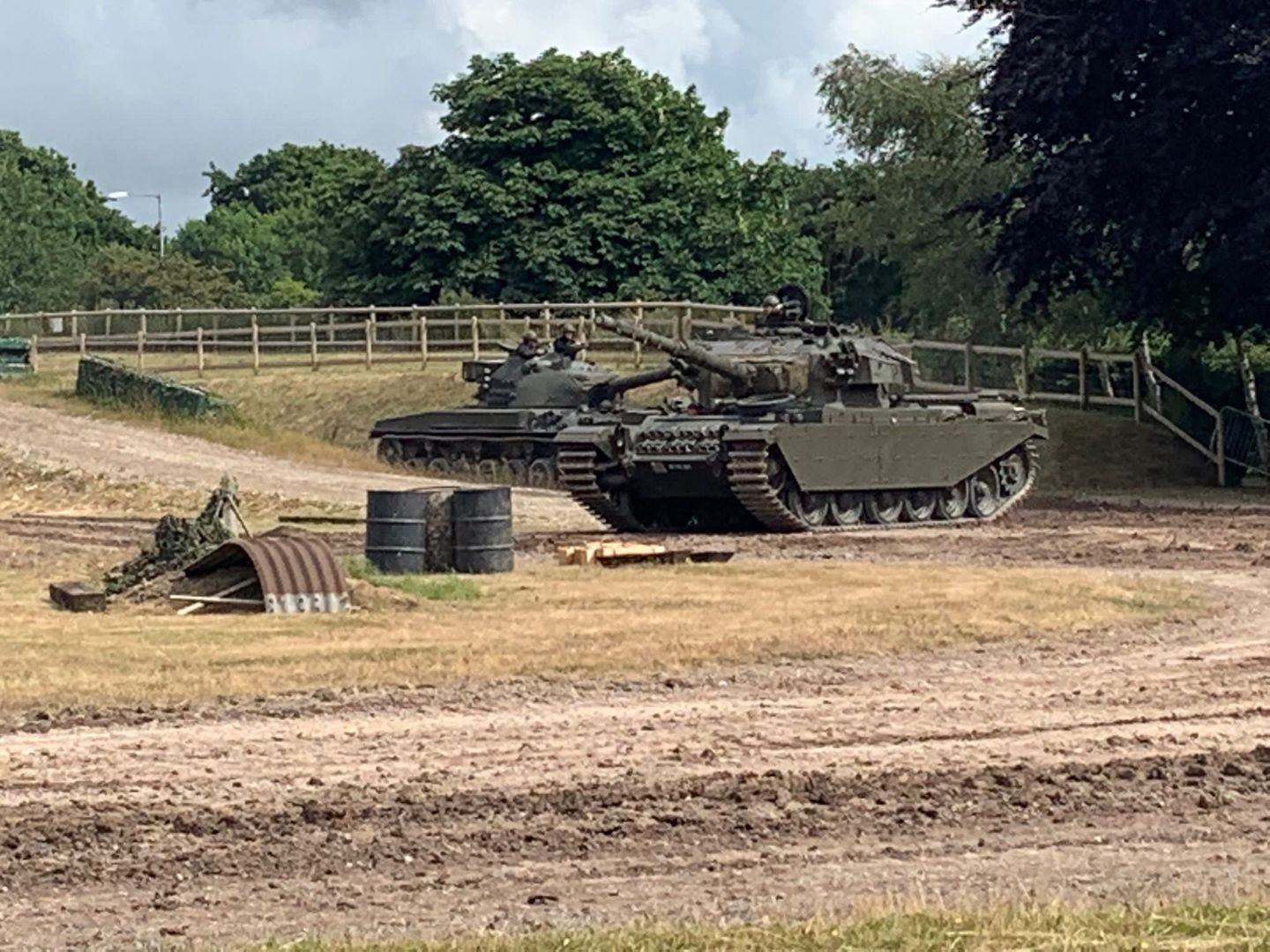 Brytyjski czołg Centurion, a za nim szwajcarki Panzer 61.
