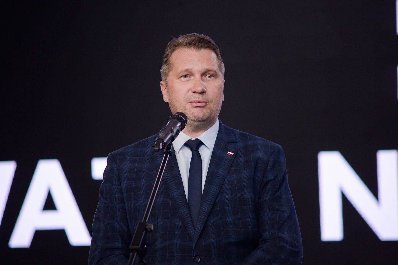 Czarnek odleciał na konferencji. Szybka odpowiedź. "Trzech buców"