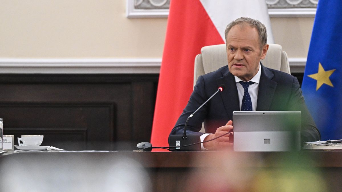 Warszawa, 26.03.2026. Premier Donald Tusk przewodniczy specjalnemu posiedzeniu rządu w KPRM w Warszawie, 26 bm. Rząd podejmuje działania prowadzące do obniżenia cen na stacjach benzynowych w ramach pakietu CPN - ?Ceny Paliwa Niżej?. (sko) PAP/Radek Pietruszka