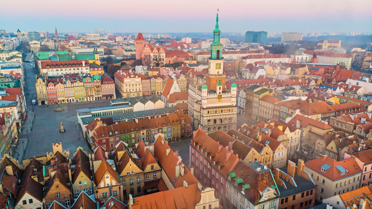 Stary Rynek w Poznaniu
Poznan, wschód slonca nad Starym Rynkiem
Poznan, Stary Rynek, z powietrza, dron, drona, z drona, ponad, miasto, miejski, stolica wielkopolski, wielkopolska, plac, Ratusz, niebo, czyste, niebieskie, budynki, dachy, centrum, starówka, ranek, rano, iglica, arsenal, zabudowania, galeria miejska, wschód slonca, brzask, stary rynek, z powietrza, dron, drona, z drona, ponad, miasto, miejski, stolica wielkopolski, wielkopolska, plac, ratusz, niebo, czyste, niebieskie, budynki, dachy, centrum, starówka, ranek, rano, iglica, zabudowania, galeria miejska, brzask