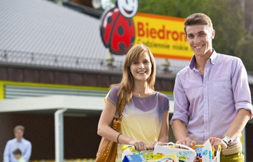 Dyskonty i sklepy convenience rosną dwa razy szybciej niż cały polski rynek spożywczy. Liderem Biedronka