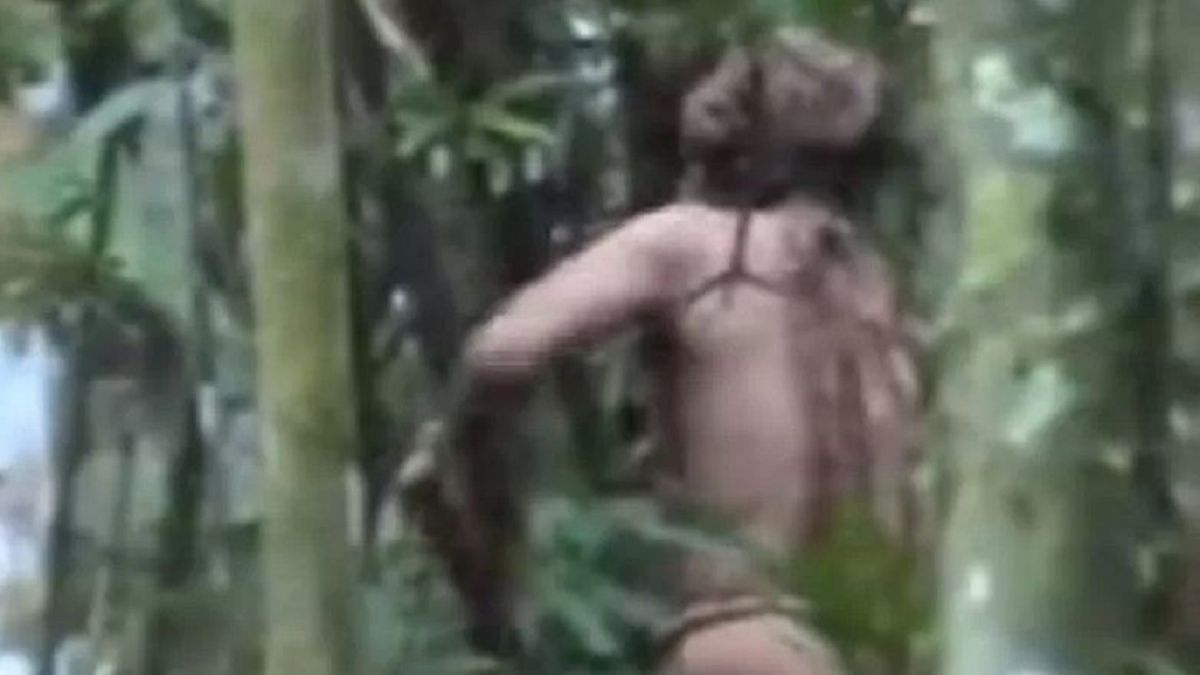 Zdjęcie z filmu opublikowanego w 2018 roku przedstawiające „człowieka z dziury”.