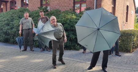 Chwycili za parasole. Niecodzienne metody w Nadleśnictwie Sieraków