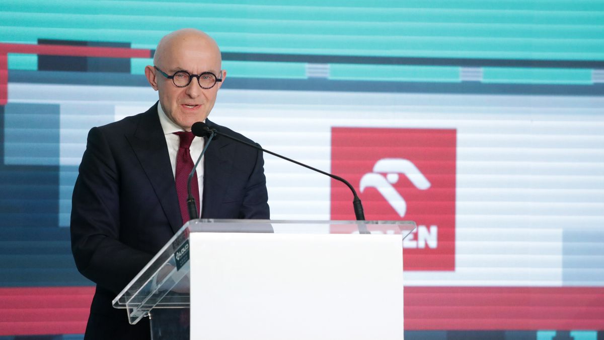 Warszawa, 24.11.2025. Prezes Orlenu Ireneusz Fąfara podczas konferencji prasowej w siedzibie spółki w Warszawie, 24 bm. W trakcie spotkania podpisano umowę na dostawę lokomotyw od polskich producentów. (sko) PAP/Tomasz Gzell