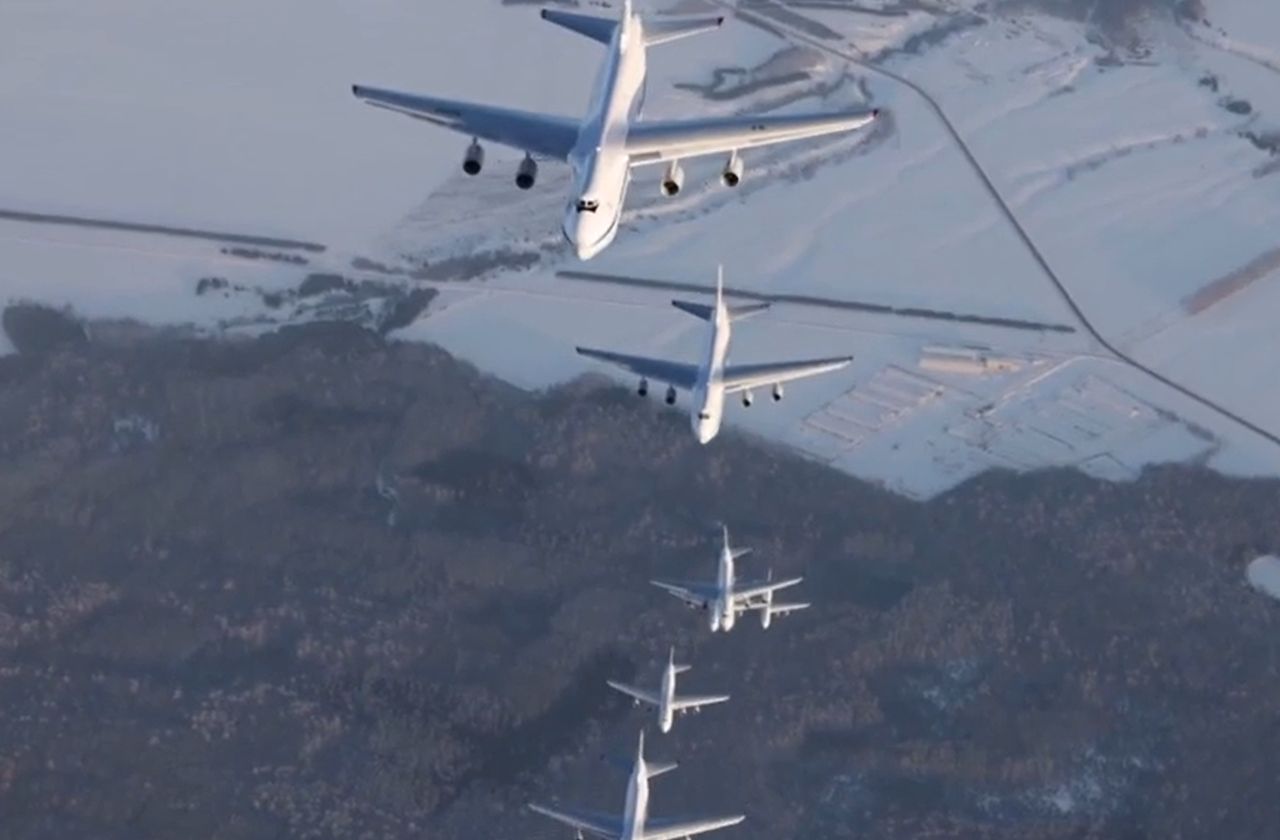 Lot siedmiu samolotów An-124
