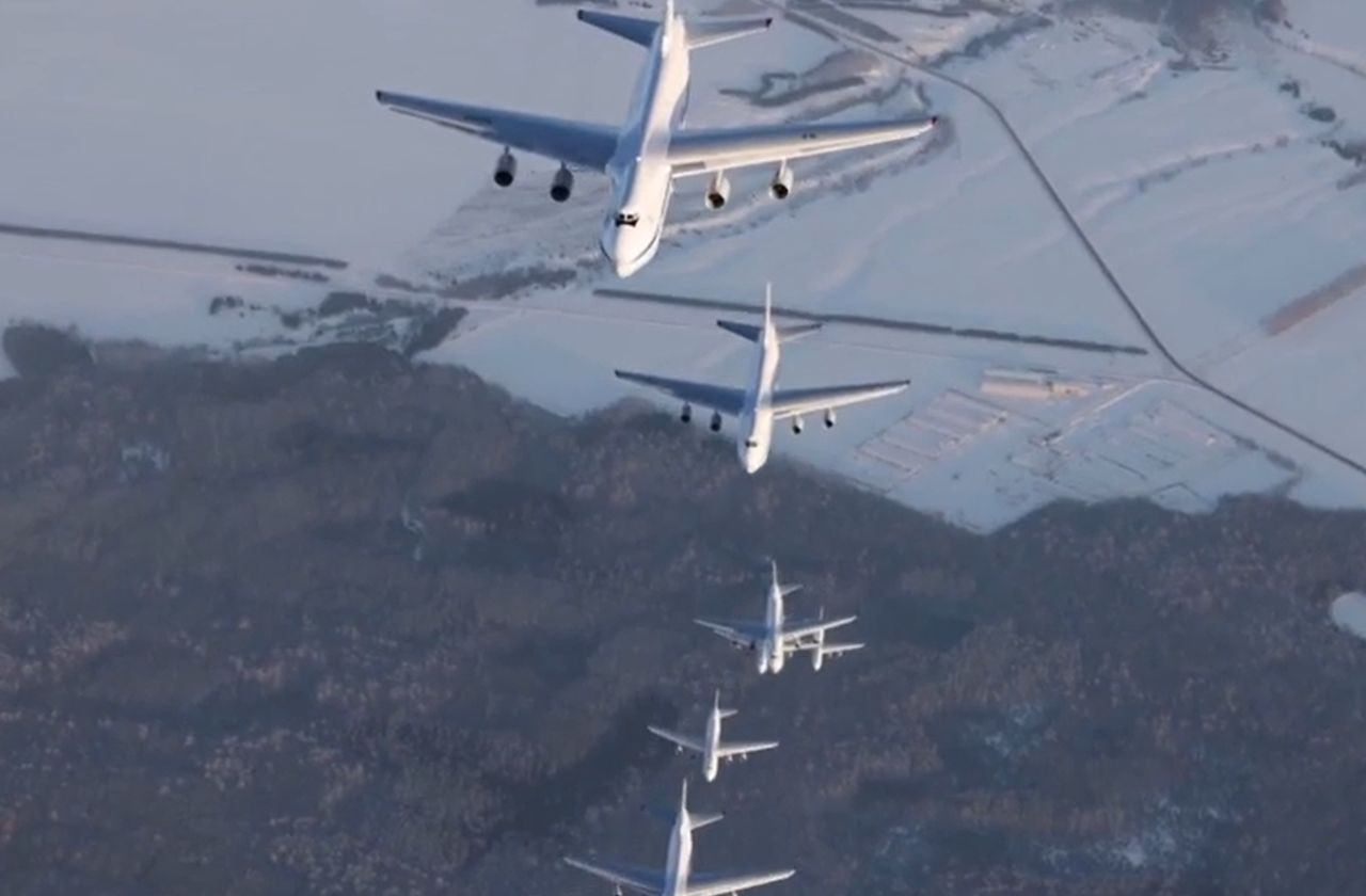 Flight of seven An-124 airplanes