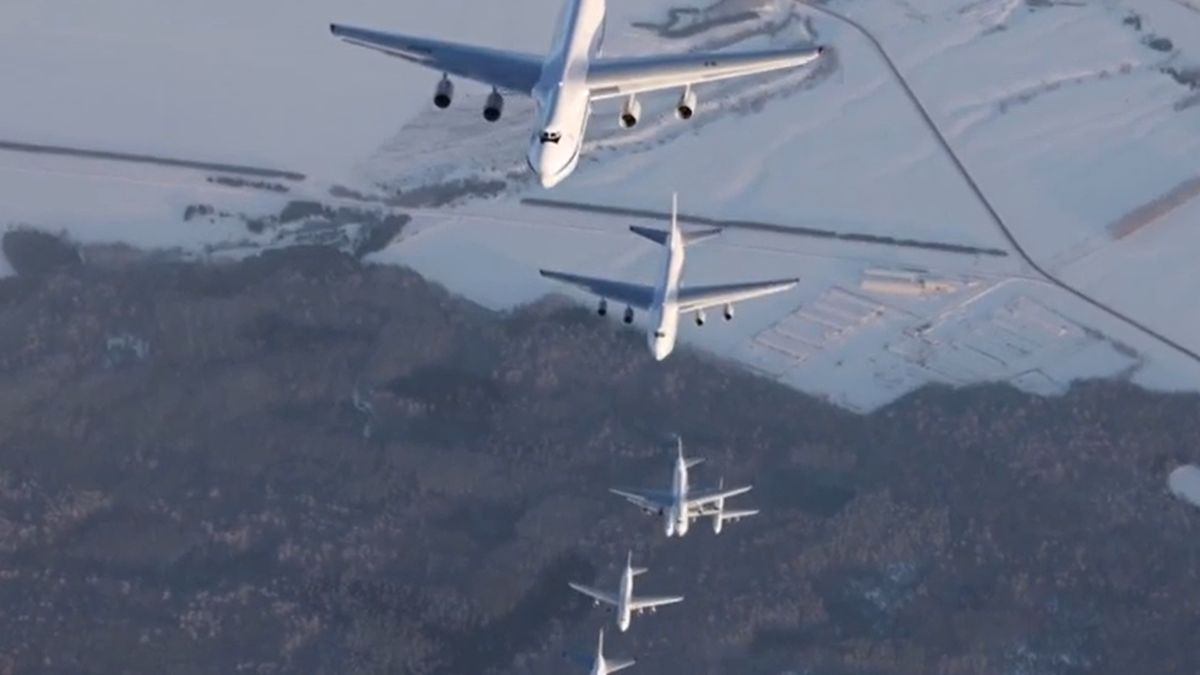 Lot siedmiu samolotów An-124
