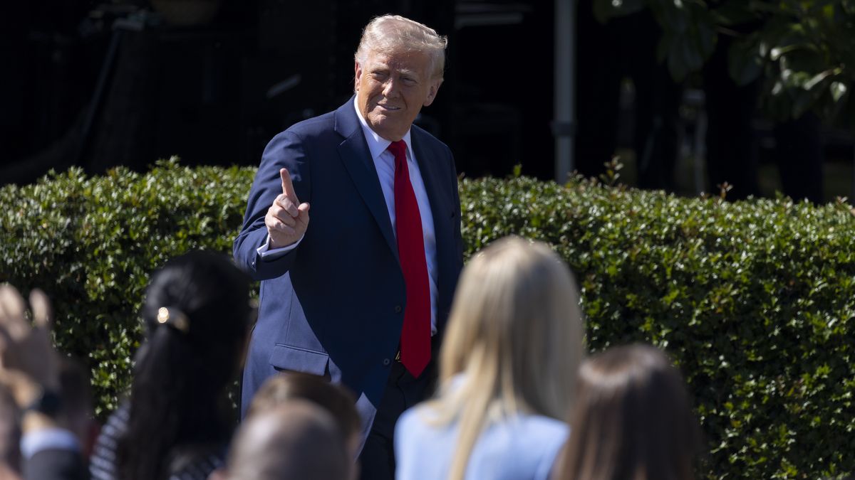 US President Donald Trump greets the 2025 Super Bowl champion Philadelphia Eagles
epa12061344 US President Donald Trump arrives to deliver remarks during a visit with the 2025 Super Bowl champion The Philadelphia Eagles on the South Lawn of the White House in Washington, DC, USA, 28 April 2025.  EPA/SHAWN THEW 
Dostawca: PAP/EPA.
SHAWN THEW
players, ceremony, champion, NFL, president