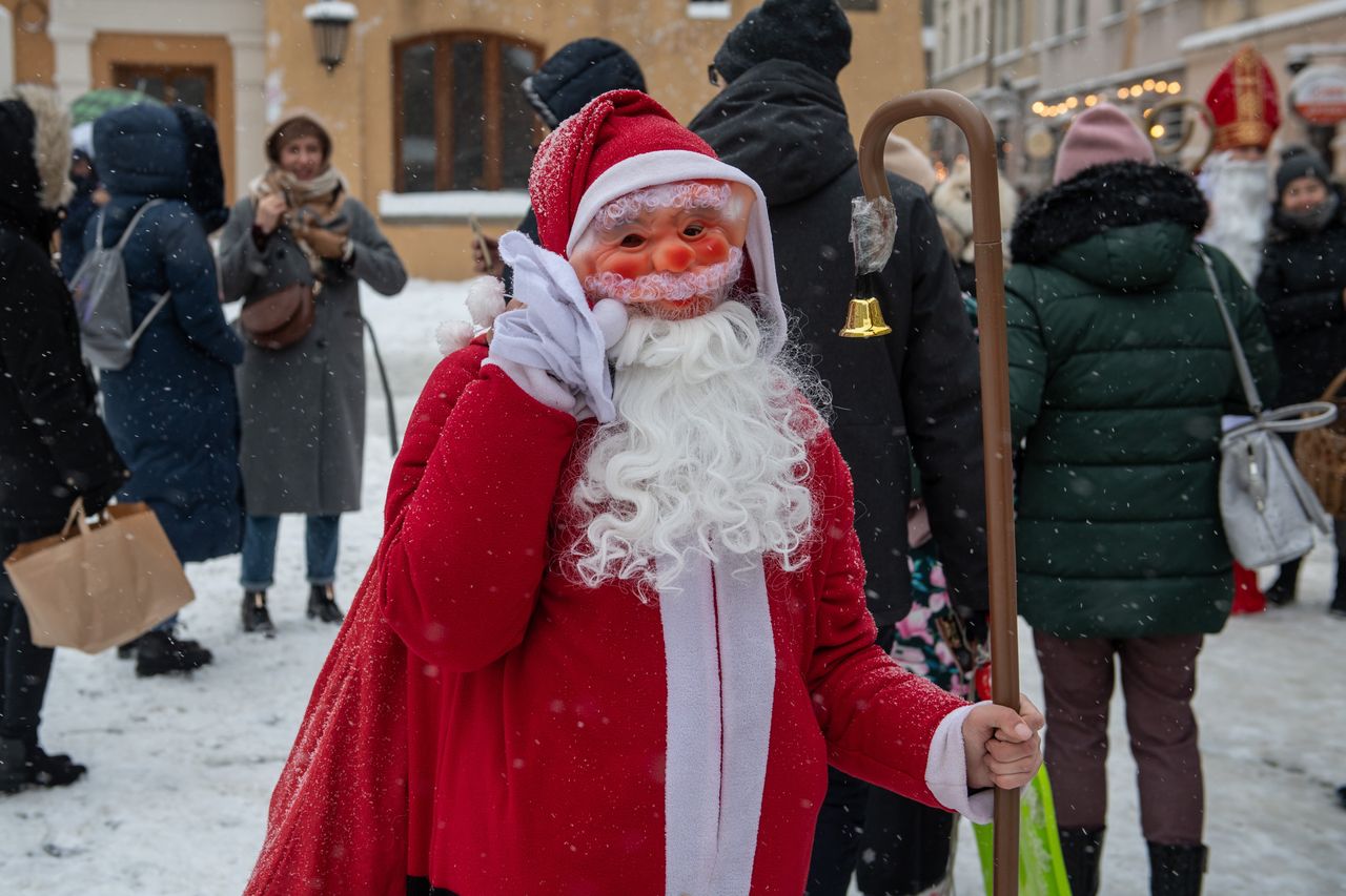 Praca sezonowa w grudniu. Ile zarobić może Mikołaj, a ile śnieżynka?