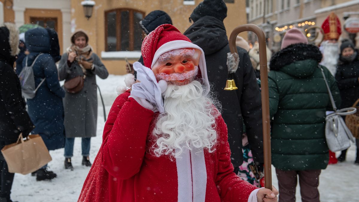 Lublin, 03.12.2023. Orszak Świętego Mikołaja na ulicach Lublina, 3 bm. Wśród uczestników Orszaku będzie orkiestra, Mikołaj, ułani na koniach oraz dzieci, młodzież i dorośli. (ad) PAP/