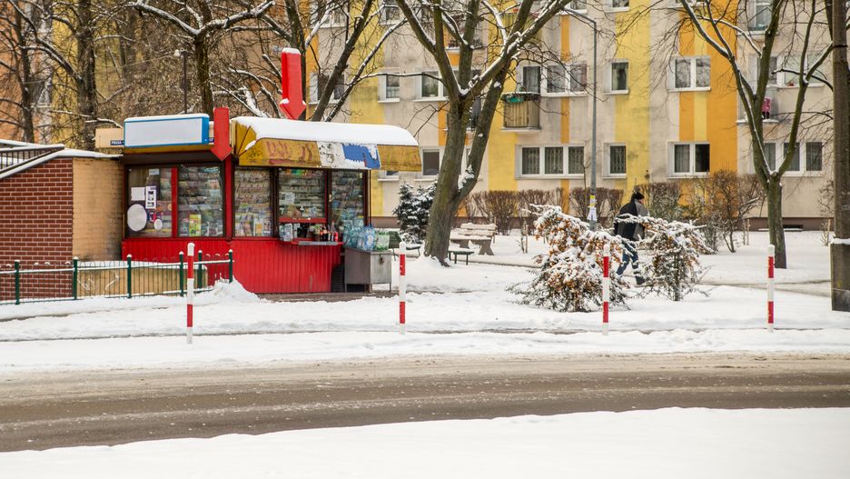 Kiosk; Warszawa; śnieg; zima; mróz; prasa; media; reklama