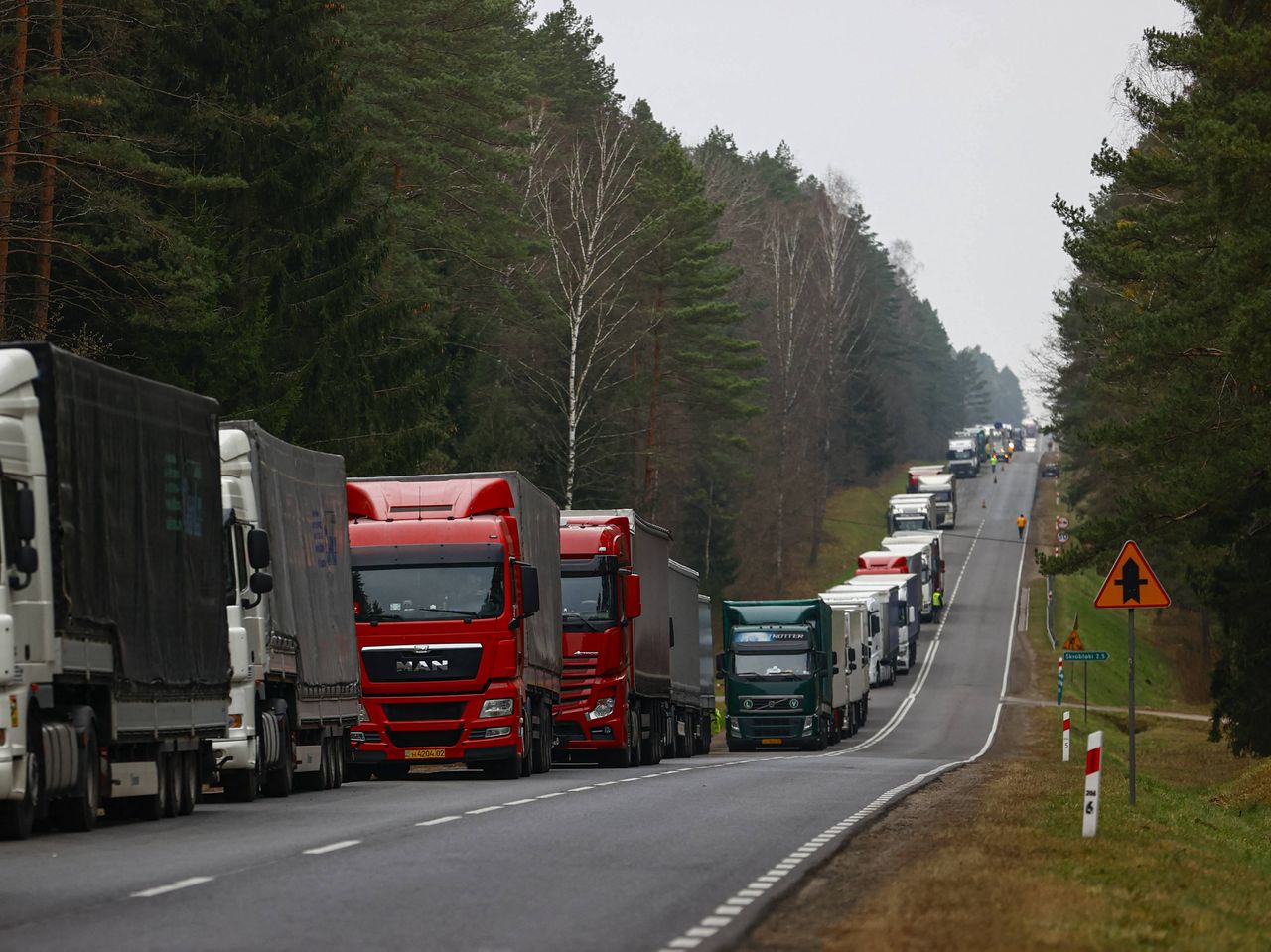 W sobotni wieczór czas oczekiwania wynosił 79 godzin, w niedzielę spadł do 65 godzin, ale w poniedziałek rano znowu przekroczył trzy doby i sięga 74 godzin - wynika z danych KAS 