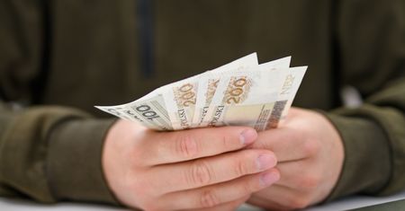 Przez 9 lat brał zasiłki na fikcyjnych bezdomnych. Wyłudził 2,8 mln zł