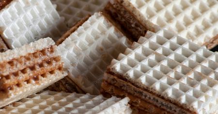 Za komuny każda gospodyni przekładała wafle kremem. Moja rodzina do dziś uwielbia ten deser