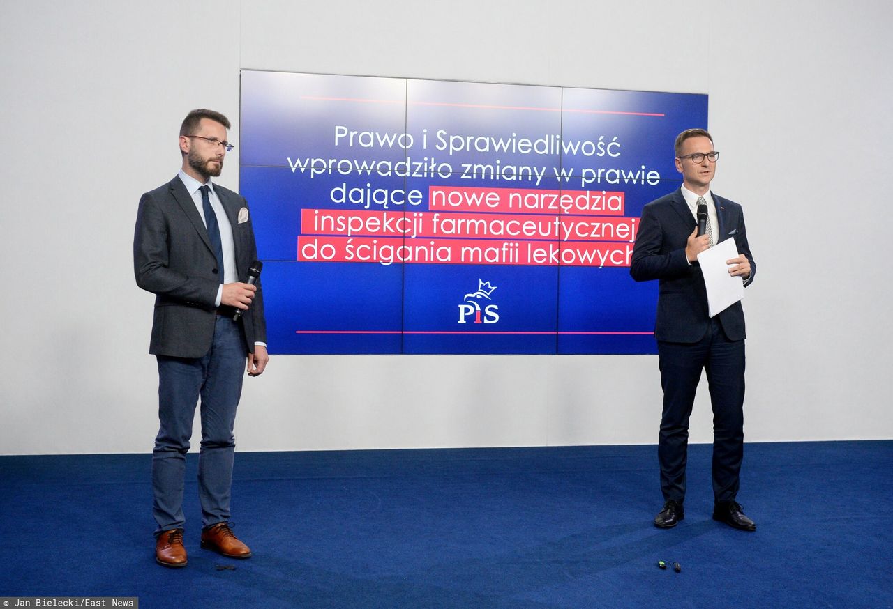 Kariera polityczna Waldemara Budy (z prawej) nabrała rozpędu po tym, gdy wywiązał się z zadania przeprowadzenia przez parlament Apteki dla aptekarza (East News)