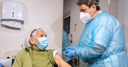 102-latka z Łodzi zaszczepiona. Pani Helena zdradziła swój sposób na długowieczność
