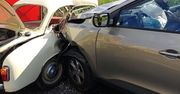 Syrena zmiażdżona po zderzeniu z hyundaiem. Kierowca i pasażer zginęli na miejscu