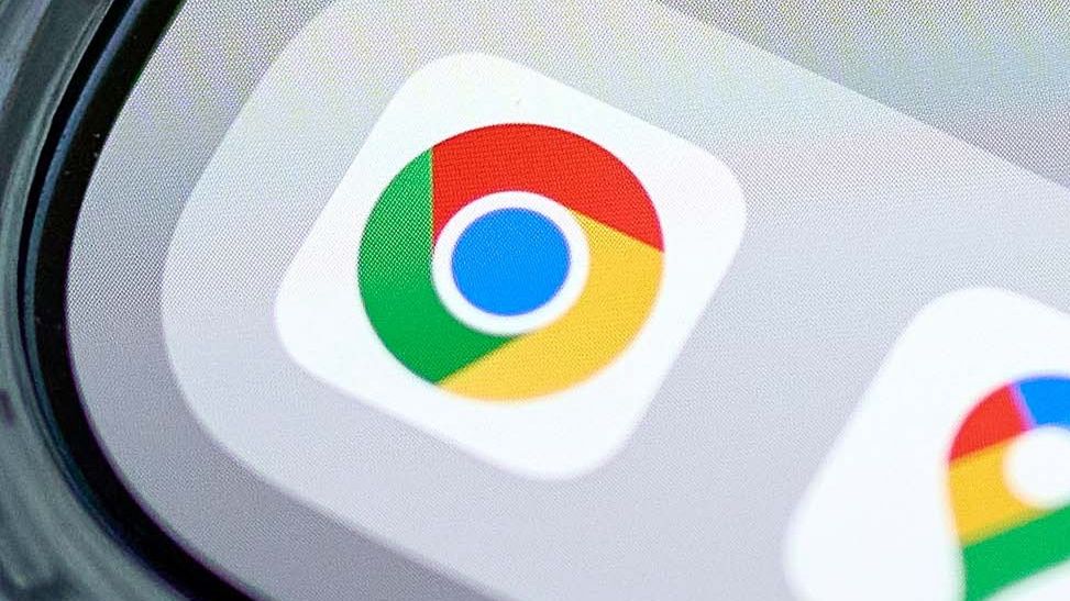 The Google Chrome application, left, on a smartphone arranged in the Queens borough of New York, US, on Tuesday, Nov. 19, 2024. Top Justice Department antitrust officials have decided to ask a judge to force Alphabet Inc.'s Google to sell off its Chrome browser in what would be a historic crackdown on one of the biggest tech companies in the world. Photographer: Gabby Jones/Bloomberg via Getty Images