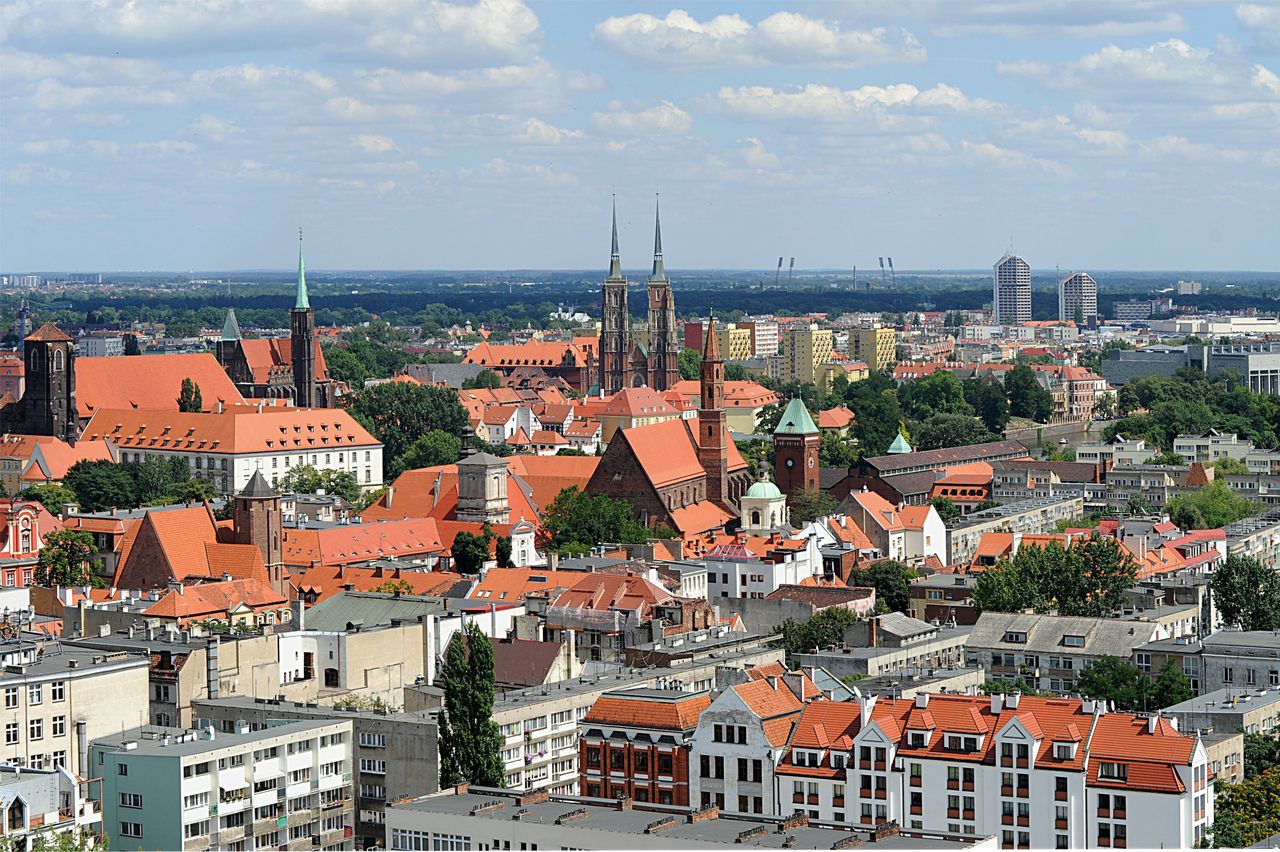 Zarówno polscy, jak i zagraniczni turyści uwielbiają Wrocław, w którym nie brakuje różnej klasy hoteli 