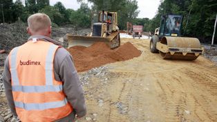 Dolny Śląsk odbuduje drogi po powodzi. 72 miliony euro z Unii trafi na remonty infrastruktury. Gdzie pojawią się drogowcy?
