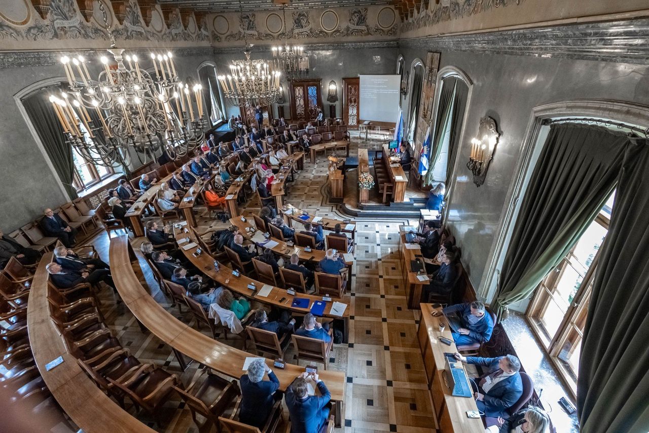 Kraków: Sądny dzień. Radni będą debatować o budżecie na 2026 rok, transporcie i podwyżkach cen biletów