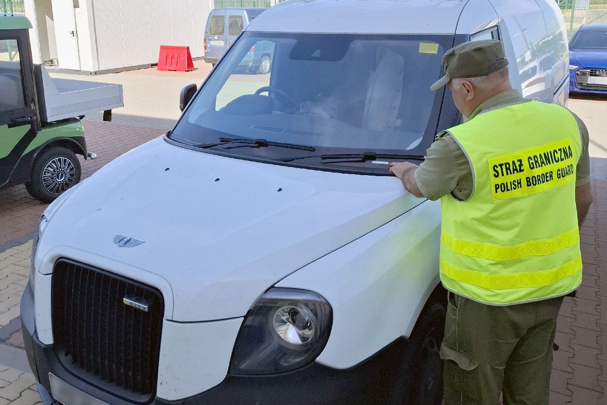 Skradziony LEVC VN5 pochodził z Wielkiej Brytanii