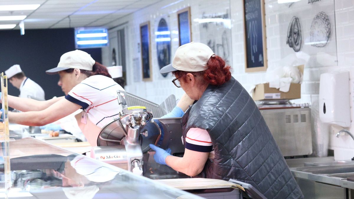 Jednym ze skutków podwyżek płacy minimalnej jest przepływ pracowników z mniej do bardziej wydajnych miejsc pracy, np. z małych sklepików do supermarketów.