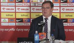 Na konferencji PZPN sponsorzy jak "bazarek" na poczcie. Przed trenerem napoje, kabanosy i tablet