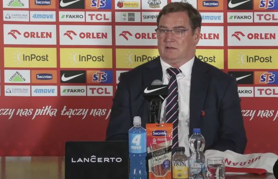 Na konferencji PZPN sponsorzy jak "bazarek" na poczcie. Przed trenerem napoje, kabanosy i tablet