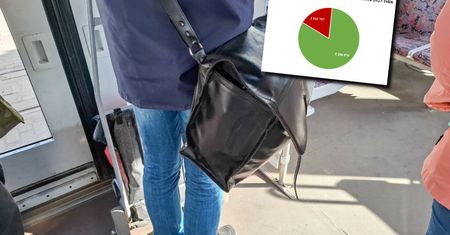 Listonosze coraz rzadziej chodzą z emeryturą. Oto do ilu osób ZUS wysyła przelewy